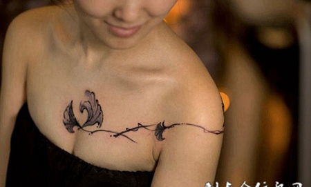 美女胸前银杏叶纹身水墨遮盖设计