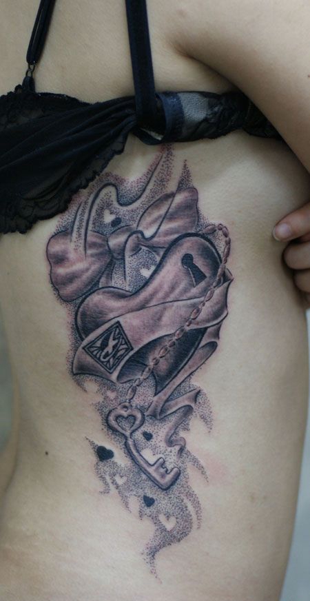 侧腰心形插画钥匙纹身