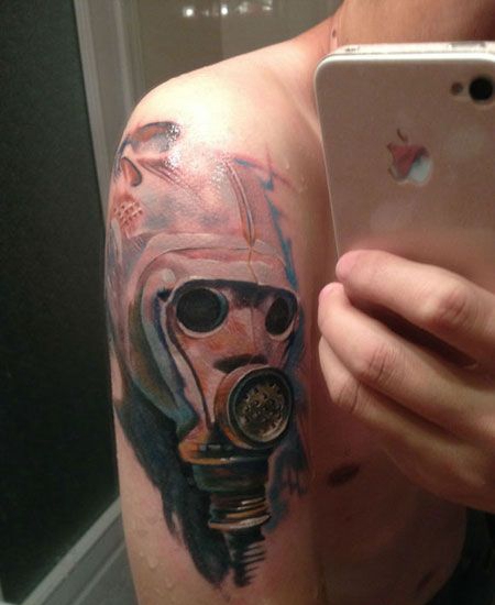 大臂上的防毒面具纹身图案