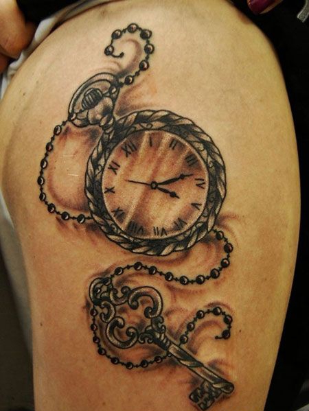 大臂上的怀表钥匙纹身图案