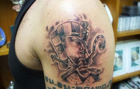 大臂上的黄金面具纹身图案