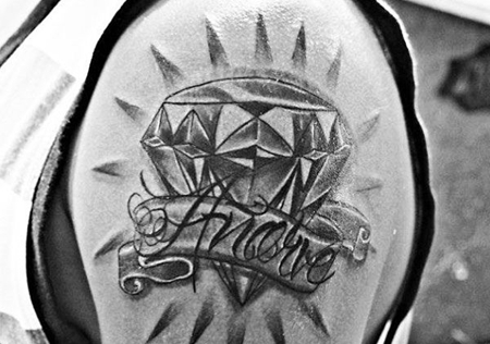 大臂上的钻石丝带纹身图案