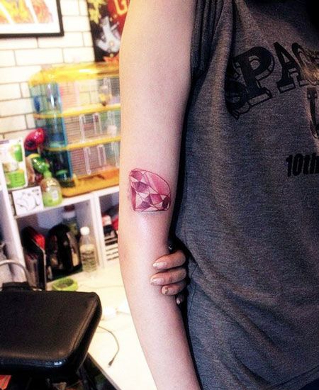 手臂粉色钻石纹身图案