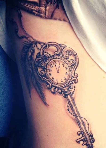 侧腰时钟钥匙纹身图案