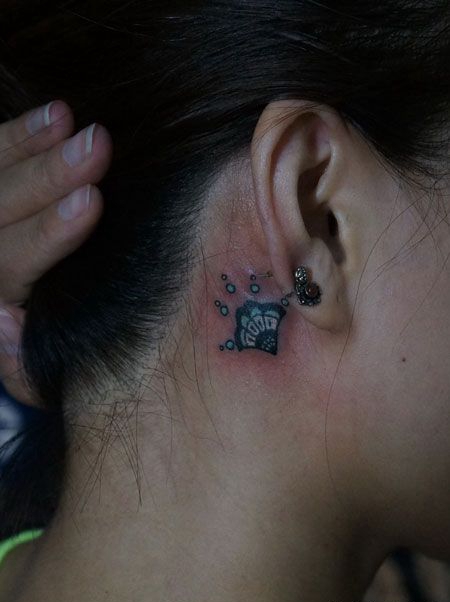 美女耳后的扇子纹身图案