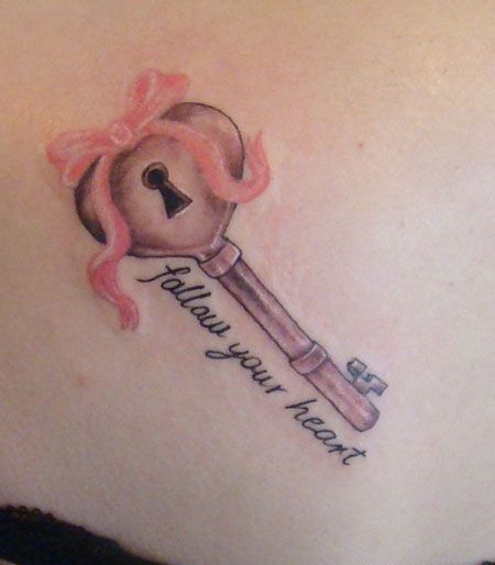 腹部的钥匙纹身图案