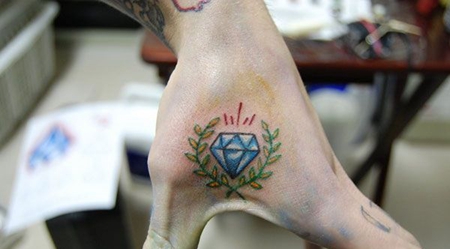 虎口处钻石纹身图案