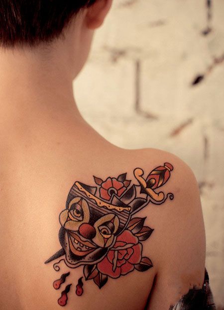 肩部面具匕首玫瑰纹身图案