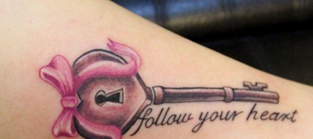 脚部蝴蝶结钥匙纹身