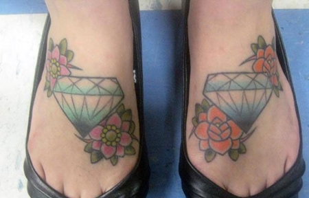 脚背上的钻石花朵纹身图案