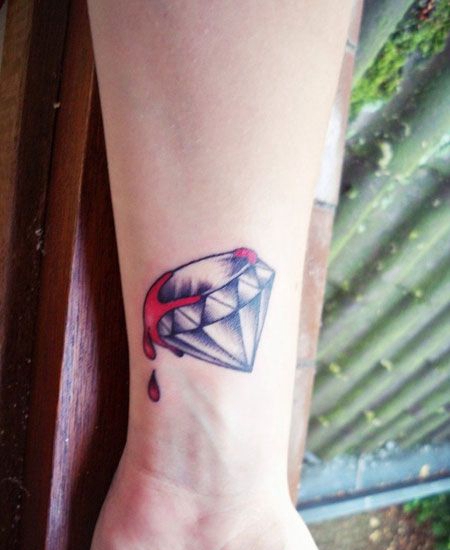 手臂滴血钻石纹身图案