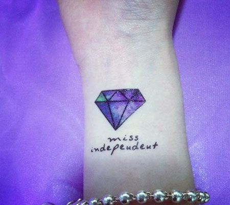 手腕英文彩色钻石纹身图案