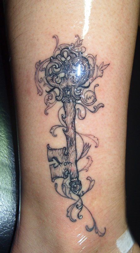 小腿精致的钥匙纹身图案