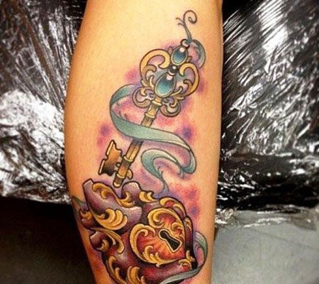 小腿彩色钥匙与锁纹身图案