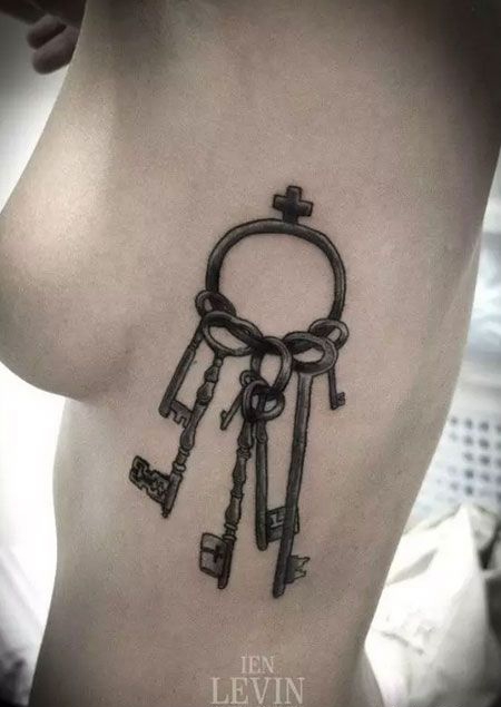 侧腰性感的钥匙纹身图案