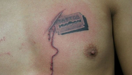 胸前的刀片纹身图案