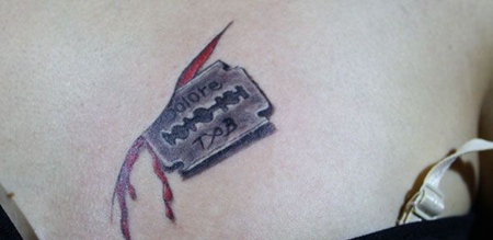 胸前性感的刀片纹身图案