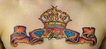 胸前的皇冠丝带纹身图案