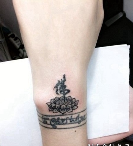 手臂莲花佛字符手链纹身图案