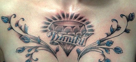 胸前的钻石树藤纹身图案