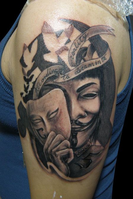 大臂摘下面具的小丑纹身图案