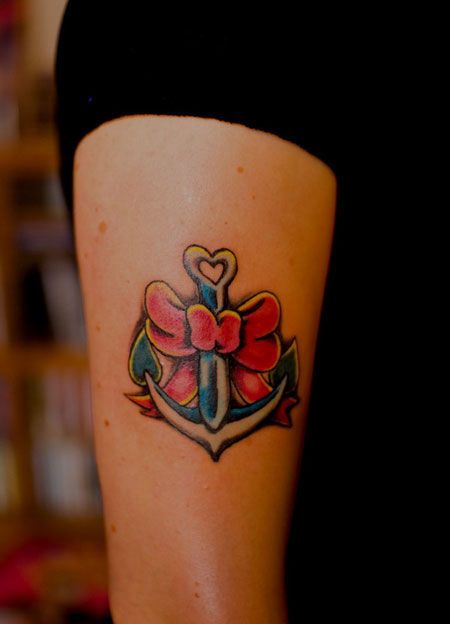 大臂船锚蝴蝶结纹身图案