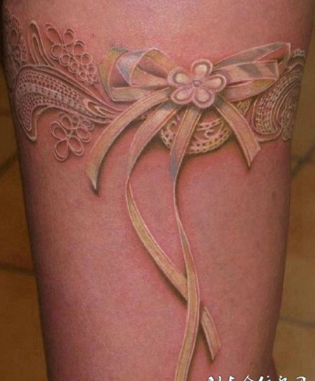 大腿上D蕾丝蝴蝶结纹身
