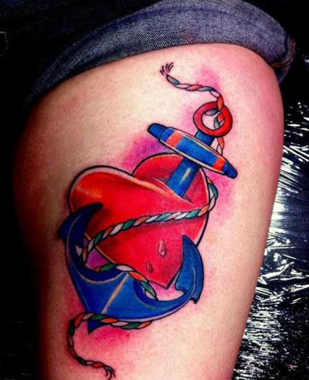 大腿穿过红心的船锚纹身图案
