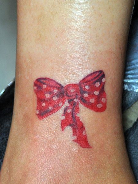 手臂红色波点蝴蝶结纹身图案