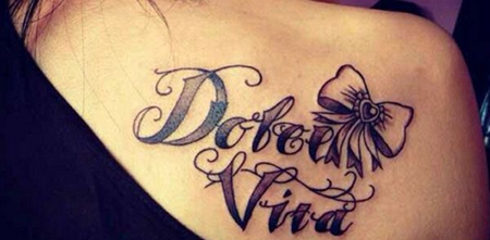 肩部花体字蝴蝶结纹身图案