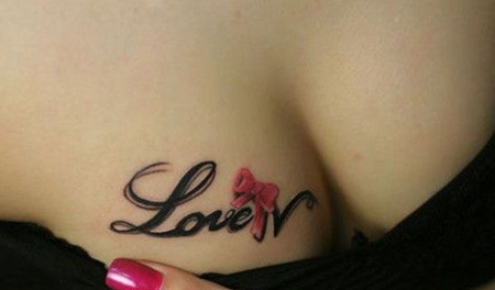 胸部性感英文蝴蝶结纹身图案