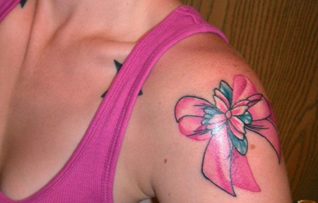 大臂粉色蝴蝶结纹身图案