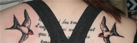 肩部对飞的燕子纹身图案