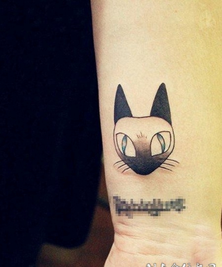 手腕可爱的猫头纹身图片