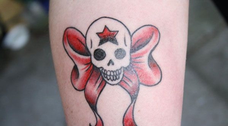 手臂骷髅头蝴蝶结纹身图案