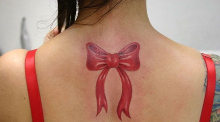 颈部红色蝴蝶结纹身图案