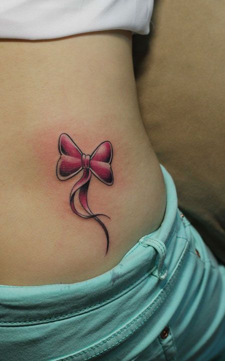 侧腰粉色蝴蝶结纹身图案
