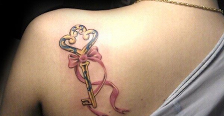 肩部钥匙蝴蝶结纹身图案