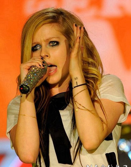 女歌星艾薇儿个性手腕纹身