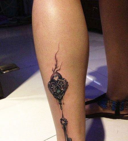 小腿黑色钥匙与锁纹身图案