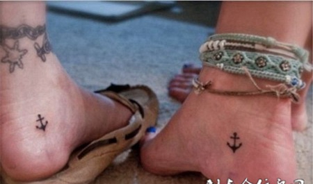 女生脚部黑色铁锚简约时尚唯美纹身