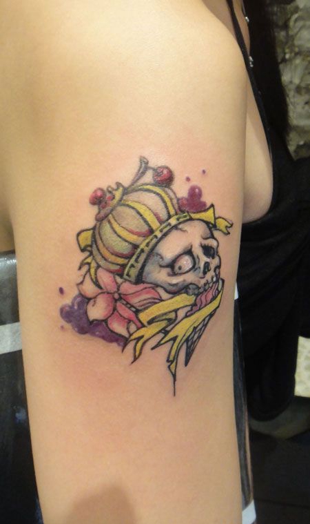 手臂个性骷髅皇冠纹身