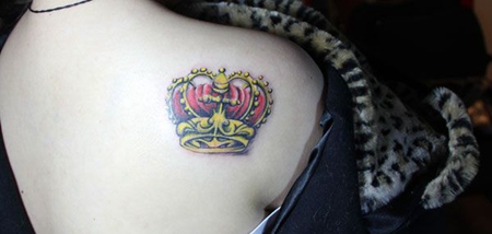 肩部性感皇冠纹身图案