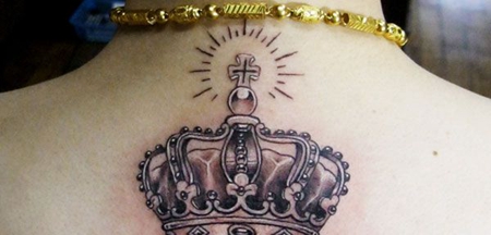颈部个性皇冠纹身图案