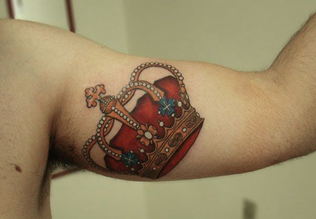 大臂金色皇冠纹身图案