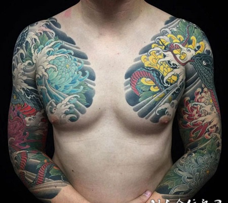 蛇戏菊花，传统双半甲纹身作品欣赏
