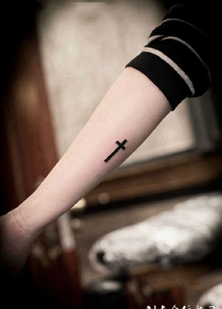 简单个性，手臂十字架纹身图案