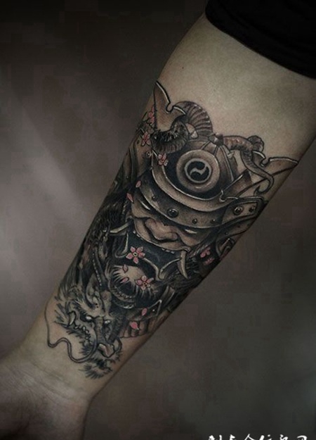 黑灰武士和龙手臂纹身图案