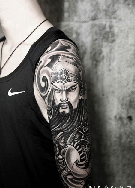 手臂上的关公纹身图案