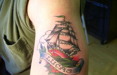 大臂上的丝带帆船纹身图案